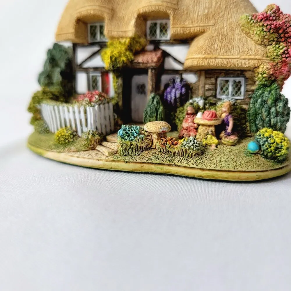 Lilliput Lane Little Garden Party L2570 Vintage 2002 Cottagecore Fairy House